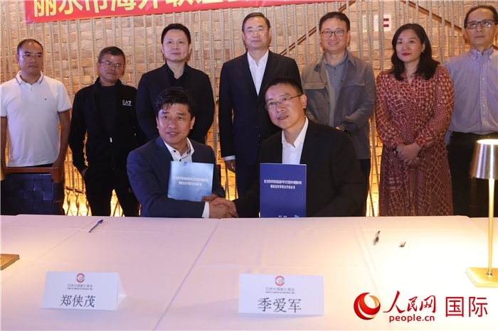 浙江省青田華僑實(shí)驗(yàn)高級(jí)中學(xué)與巴西里約中國(guó)國(guó)際學(xué)校在座談會(huì)上締結(jié)為友好學(xué)校，青田縣人民政府僑務(wù)辦公室主任季愛軍和擔(dān)任巴西里約中國(guó)國(guó)際學(xué)校董事長(zhǎng)的鄭俠茂作為代表簽署協(xié)議。 人民網(wǎng)記者 時(shí)元皓攝