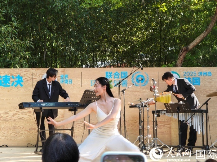 《舞，自然》舞蹈表演。人民網(wǎng)記者 李明攝